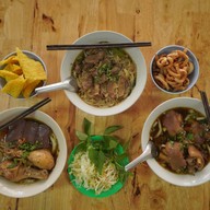 เมนูของร้าน ก๋วยเตี๋ยวราชารสเยี่ยม ถนนสันติสุข