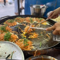 ผัดไท-หอยทอดหน้าธนาคาร TMB พันท้ายนรสิงห์