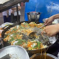 ผัดไท-หอยทอดหน้าธนาคาร TMB พันท้ายนรสิงห์
