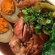 ข้าวขาหมูวัดกลาง ตลาดพลู