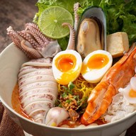 ก๋วยเตี๋ยวต้มยำไข่หวานยางมะตูม -