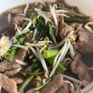 พี่หนวดก๋วยเตี๋ยววัดดงมูลเหล็ก(วงเวียนพระราม5)