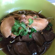 ก๋วยเตี๋ยวไก่ตุ๋น เด่งบุญเชียว