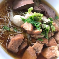 ก๋วยเตี๋ยวไก่ตุ๋น เด่งบุญเชียว