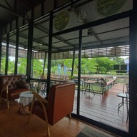 บรรยากาศ ร้านก๋วยเตี๋ยวบ้านร่มโพธิ์