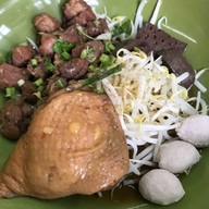 ก๋วยเตี๋ยวไก่ตุ๋น เด่งบุญเชียว