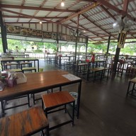 บรรยากาศ ร้านก๋วยเตี๋ยวบ้านร่มโพธิ์