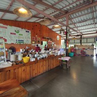 บรรยากาศ ร้านก๋วยเตี๋ยวบ้านร่มโพธิ์