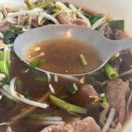 พี่หนวดก๋วยเตี๋ยววัดดงมูลเหล็ก(วงเวียนพระราม5)