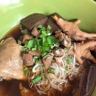 ก๋วยเตี๋ยวไก่ตุ๋น เด่งบุญเชียว