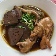 ก๋วยเตี๋ยวไก่ตุ๋น เด่งบุญเชียว
