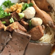 ก๋วยเตี๋ยวไก่ตุ๋น เด่งบุญเชียว