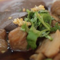 ก๋วยเตี๋ยวไก่ตุ๋น เด่งบุญเชียว