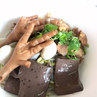 ก๋วยเตี๋ยวไก่ตุ๋น เด่งบุญเชียว