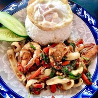 กะเพราพริกแห้ง สะพานพระนั่งเกล้า