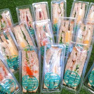 โอลีพแซนด์วิชและสลัดโรล&กะเพรา