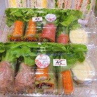 โอลีพแซนด์วิชและสลัดโรล&กะเพรา