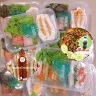 โอลีพแซนด์วิชและสลัดโรล&กะเพรา