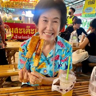 หมีกินปลา แซลมอนย่าง คลองลัดมะยม