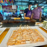 หมีกินปลา แซลมอนย่าง คลองลัดมะยม