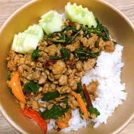 โอลีพแซนด์วิชและสลัดโรล&กะเพรา