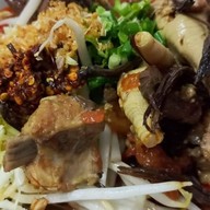 ขนมจีนน้ำเงี้ยว พอลล่า เพชรเกษม