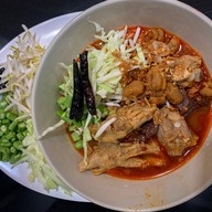 เฮือนยายอ่อง ข้าวซอย น้ำเงี้ยว กะเพราโบราณ