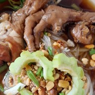 อ้อยก๋วยเตี๋ยวไก่มะระ-หมูน้ำตก-ใส-ต้มยำ ตั้งอยู่ติดกับร้านดอกไม้บูเก้ตรงข้ามกับร้านพีเจมอเตอร์