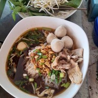อ้อยก๋วยเตี๋ยวไก่มะระ-หมูน้ำตก-ใส-ต้มยำ ตั้งอยู่ติดกับร้านดอกไม้บูเก้ตรงข้ามกับร้านพีเจมอเตอร์