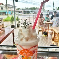 ก๋วยเตี๋ยวเรืออยุธยาแท้  💯 % และ น้ำผลไม้แยกกากสำพูน  Avy Juice 2