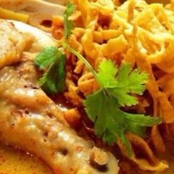 เฮือนยายอ่อง ข้าวซอย น้ำเงี้ยว กะเพราโบราณ