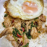 สอาด ก๋วยเตี๋ยวลูกชิ้นปลา (เเม่โจ้) -