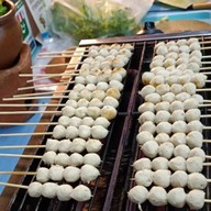 ลูกชิ้นหมูปิ้งไม้ละ 3 บาท ห๊ะ สาขาเพชรเกษม81/6 ม.หรรษา