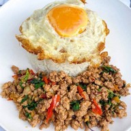 สอาด ก๋วยเตี๋ยวลูกชิ้นปลา (เเม่โจ้) -
