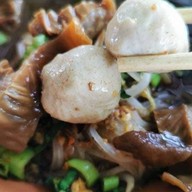ก๋วยเตี๋ยวเรือไดโนเสาร์ -