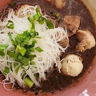 ก๋วยเตี๋ยวเรือพริกหอม อร่อยที่สุดในเมืองมนุษย์ (คู้บอน 27 แยก19) ไม่มี