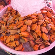 หอยทอด ฮาลาล ตลาดถนนคนเดินหน้าโรงเรียนเชิงทะเล