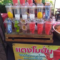 หอยทอด ฮาลาล ตลาดถนนคนเดินหน้าโรงเรียนเชิงทะเล