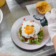 ร้านเบอร์เกอร์อาหารตามสั่ง (Halal) สะเดา