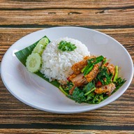 ติดใจ กะเพราตามสั่ง รันเวย์ มาเก็ต