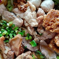 ไผ่โอชะ (หน้าปากทางเข้าโรงเรียนกิตติวิทยา)