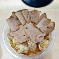 เมนูของร้าน ลียา บะหมี่ เกี๊ยว น้ำดำ สูตรญี่ปุ่น ตลาดกรีนวินเทจ รัชโยธิน