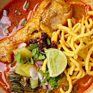 เฮือนยายอ่อง ข้าวซอย น้ำเงี้ยว กะเพราโบราณ