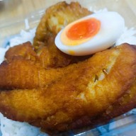 เมนูของร้าน ข้าวกระเพาและปลาทอดยำแซ่บ 1ตลาดสำเร่ใหม่