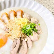 โจ๊กหมูไข่ออนเซ็นแม่คุณารัตน์ สาขาตลาดแม่สไบทอง .