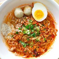 จุ้ง ข้าวหมูแดง ข้าวขาหมู ในปั๊มน้ำมัน PT ถนนพุทธมณฑลสาย 5