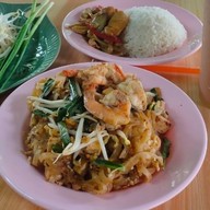 ผัดไทย อาหารตามสั่ง สวนสามแก้วคาเฟ่ หน้าโรงเรียนเมืองกระบี่