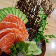 มาโกโตะ ซูชิ อาหารญี่ปุ่นและหมูกรอบ