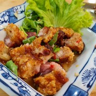 มาโกโตะ ซูชิ อาหารญี่ปุ่นและหมูกรอบ