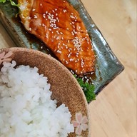 มาโกโตะ ซูชิ อาหารญี่ปุ่นและหมูกรอบ